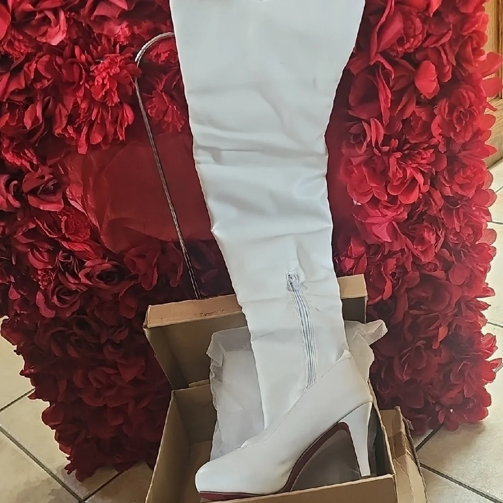 NWT Women's Elegant White Knee-High Women's Boots Size 9 Euro Size 40